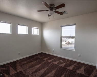 119 W Victory Road - Photo Thumbnail 16
