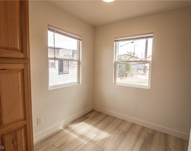 119 W Victory Road - Photo Thumbnail 6