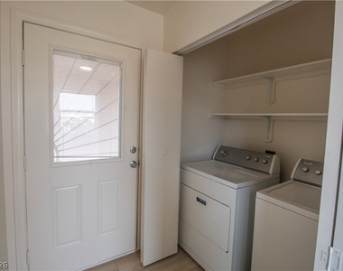 119 W Victory Road - Photo Thumbnail 7