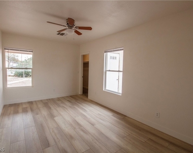 119 W Victory Road - Photo Thumbnail 10