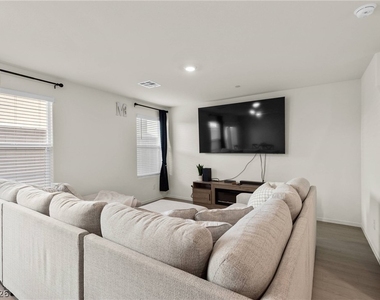 6136 Lily Garden Street - Photo Thumbnail 9