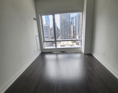 555 10th Avenue - Photo Thumbnail 8
