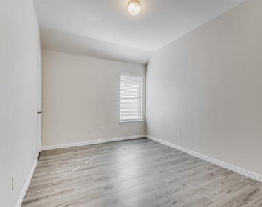 1901 Templegate Drive - Photo Thumbnail 16