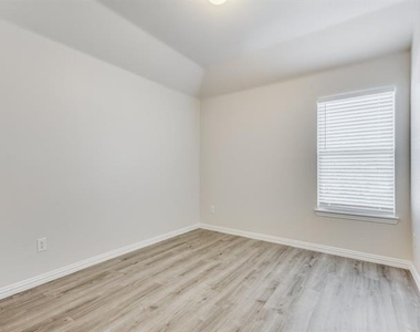 1901 Templegate Drive - Photo Thumbnail 17