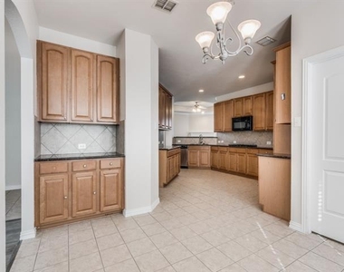 1901 Templegate Drive - Photo Thumbnail 3