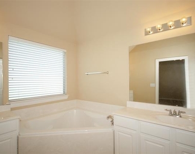 907 Mustang Ridge Drive - Photo Thumbnail 12