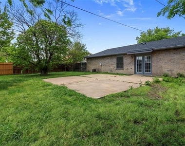 7012 Lincolnshire Lane - Photo Thumbnail 15