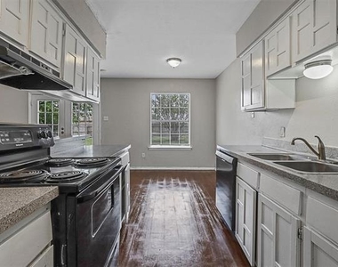 7012 Lincolnshire Lane - Photo Thumbnail 5