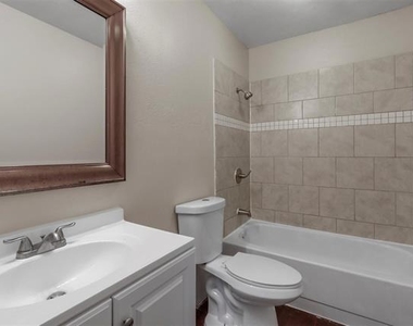 7012 Lincolnshire Lane - Photo Thumbnail 12