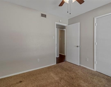 7012 Lincolnshire Lane - Photo Thumbnail 8
