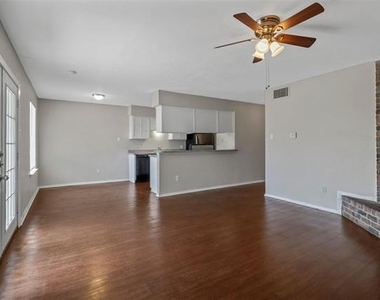 7012 Lincolnshire Lane - Photo Thumbnail 3