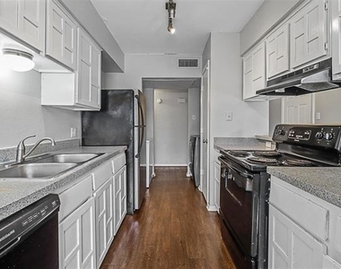 7012 Lincolnshire Lane - Photo Thumbnail 4