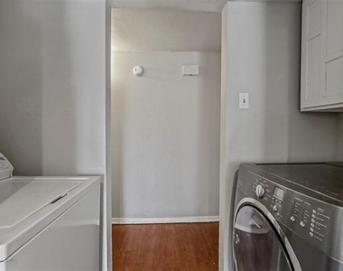 7012 Lincolnshire Lane - Photo Thumbnail 14