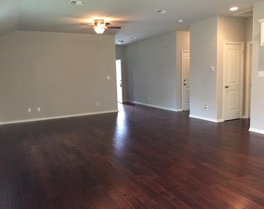 3115 N Hickory Street - Photo Thumbnail 2