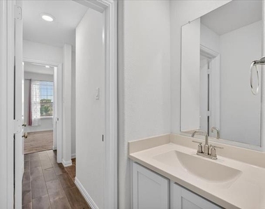 1501 Lake Grove Drive - Photo Thumbnail 7