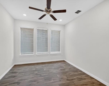 1501 Lake Grove Drive - Photo Thumbnail 16