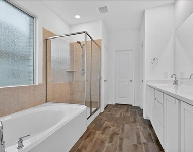 1501 Lake Grove Drive - Photo Thumbnail 18