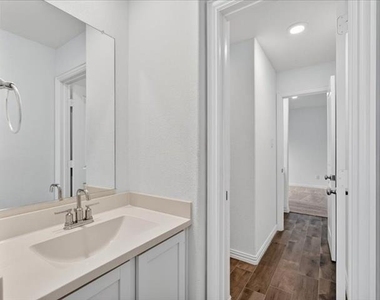 1501 Lake Grove Drive - Photo Thumbnail 4