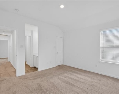 1501 Lake Grove Drive - Photo Thumbnail 6