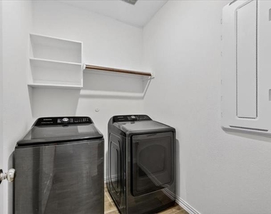 1501 Lake Grove Drive - Photo Thumbnail 12