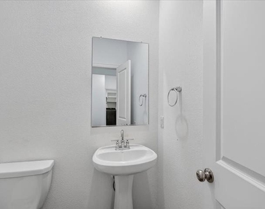 1501 Lake Grove Drive - Photo Thumbnail 15
