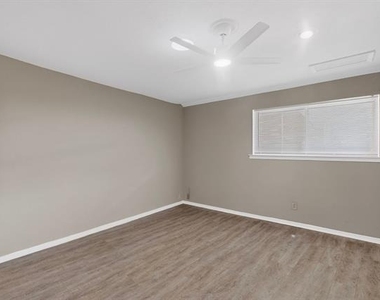 7812 Royal Lane - Photo Thumbnail 21