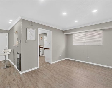 7812 Royal Lane - Photo Thumbnail 11