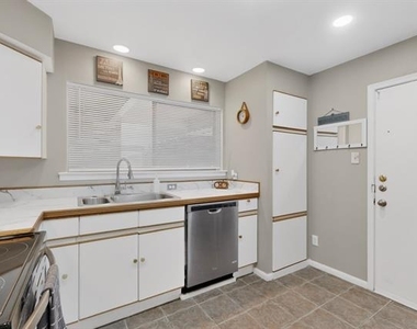 7812 Royal Lane - Photo Thumbnail 16