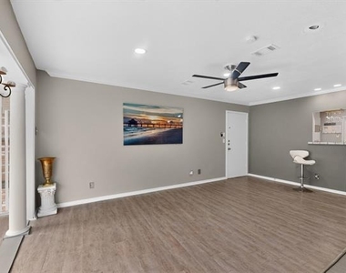 7812 Royal Lane - Photo Thumbnail 6