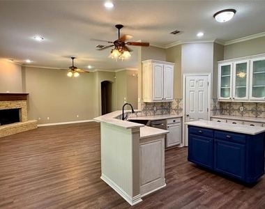 102 Aledo Pointe Drive - Photo Thumbnail 4