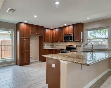 1817 Hemlock Drive - Photo Thumbnail 8