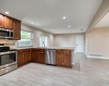 1817 Hemlock Drive - Photo Thumbnail 9