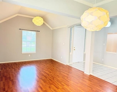 301 Mimosa Drive - Photo Thumbnail 7