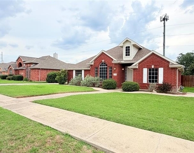 301 Mimosa Drive - Photo Thumbnail 3