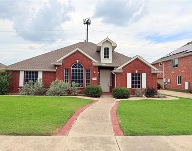 301 Mimosa Drive - Photo Thumbnail 2
