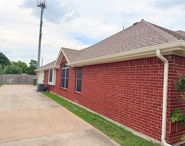 301 Mimosa Drive - Photo Thumbnail 4