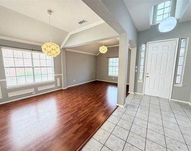 301 Mimosa Drive - Photo Thumbnail 9