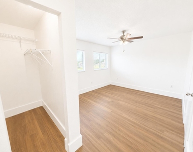 887 Crystal Lake Drive - Photo Thumbnail 14