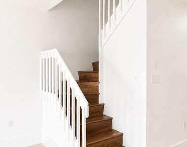 887 Crystal Lake Drive - Photo Thumbnail 12