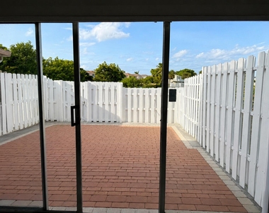 887 Crystal Lake Drive - Photo Thumbnail 9