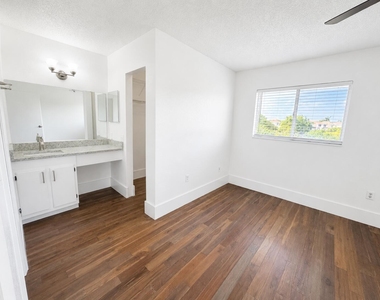 887 Crystal Lake Drive - Photo Thumbnail 16