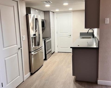 6935 W Monterosa Circle - Photo Thumbnail 6