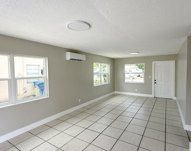 1920 Sw 44th Avenue - Photo Thumbnail 3
