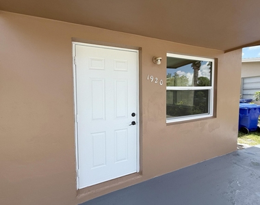 1920 Sw 44th Avenue - Photo Thumbnail 2