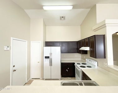 8930 W Catalina Drive - Photo Thumbnail 9
