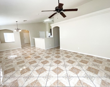 8930 W Catalina Drive - Photo Thumbnail 7