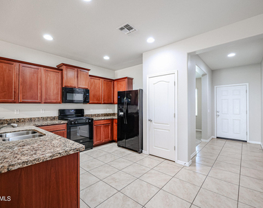 7009 S 78th Drive - Photo Thumbnail 3
