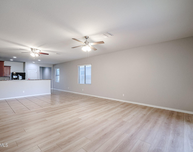 7009 S 78th Drive - Photo Thumbnail 8