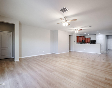 7009 S 78th Drive - Photo Thumbnail 9