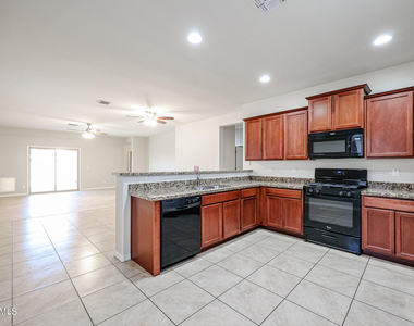 7009 S 78th Drive - Photo Thumbnail 6